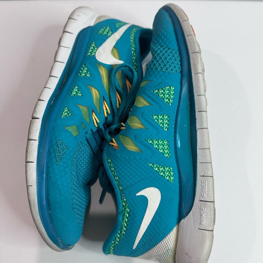 Nike women’s Teal and Yellow Athletic Shoes - Picture 3 of 8